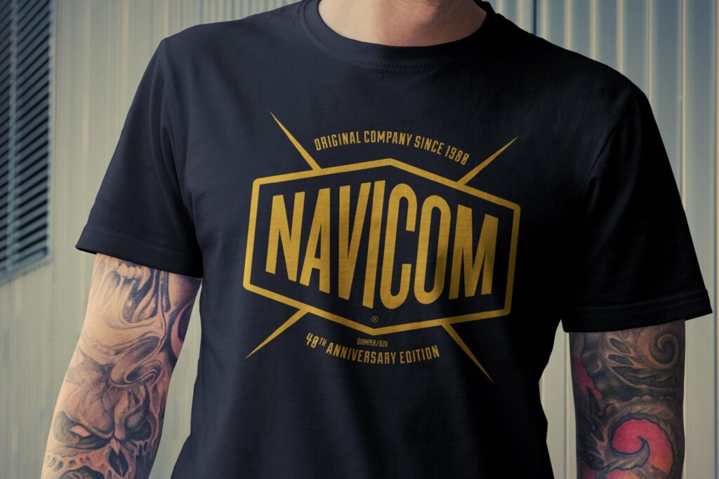 Goodies merchandising pour Crew Navicom par Goodman & Goodman Agency